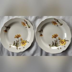 Vintage (Set of 2) Yellow Daisy Ceramic Bread Plates. Approx 6 x 6.